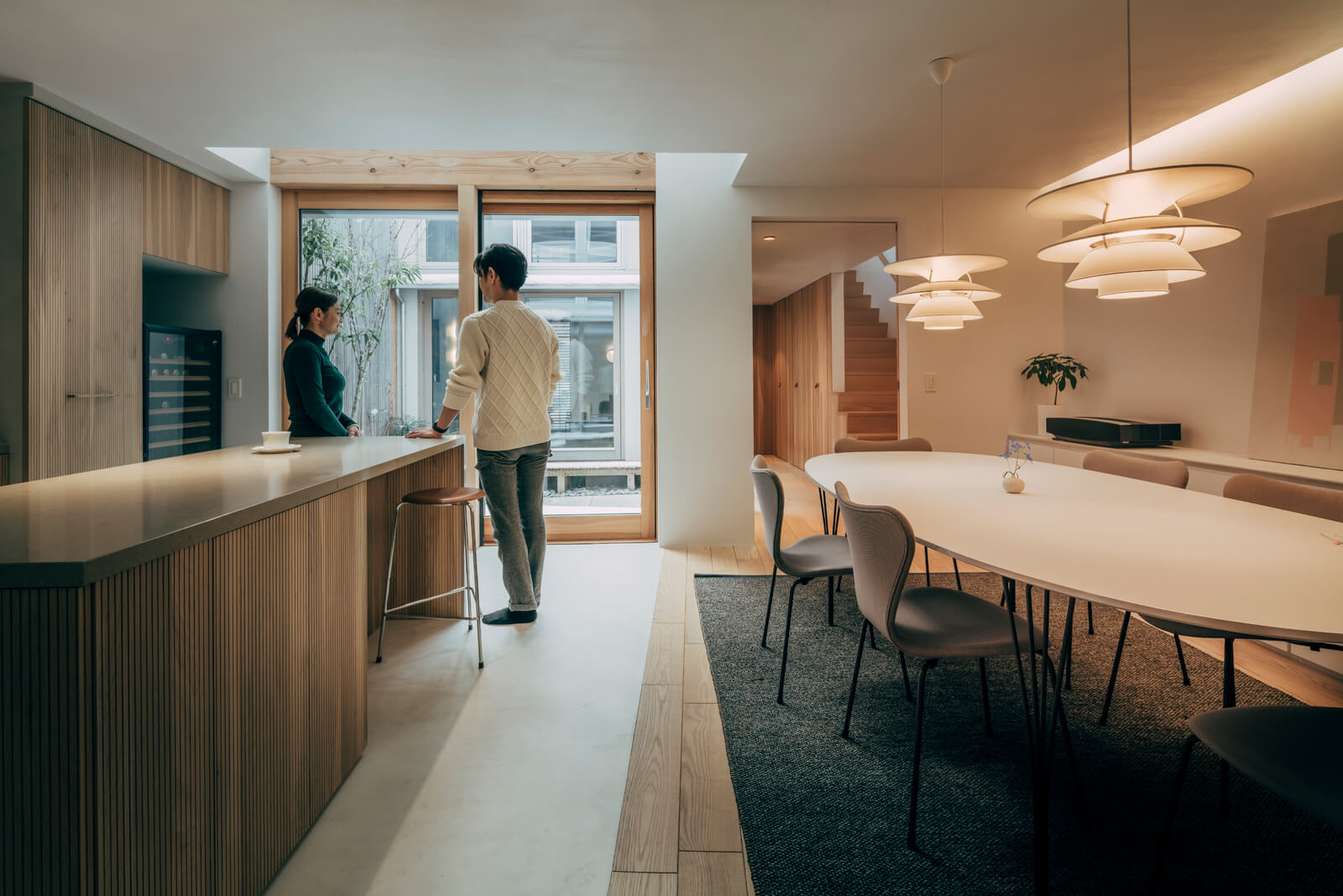 ダイニング・キッチンは19.5帖。上品でなめらかな白い壁は全面が白洲漆喰仕上げ。白洲漆喰とは南九州産の火山灰「シラス」と伝統的な漆喰を混ぜ合わせた塗り壁材で、優れた調湿・消臭・空気清浄効果を持つ