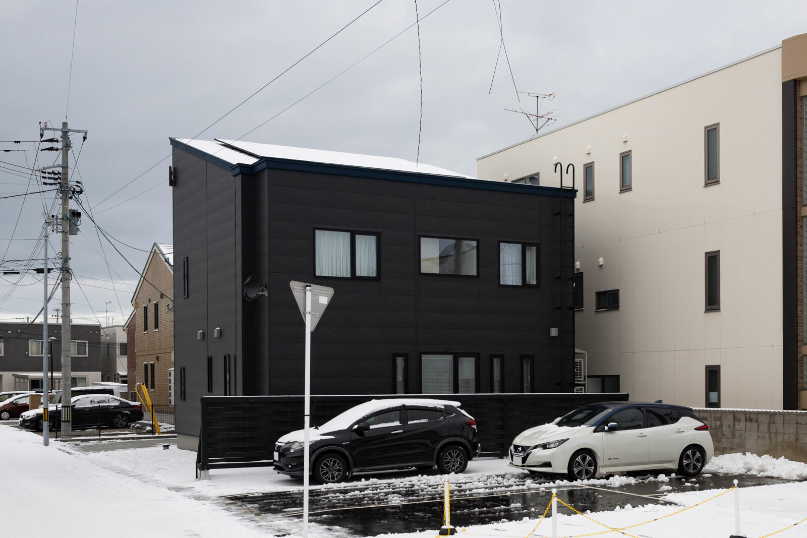 屋根には5.78kWの太陽光発電パネルを設置。南向きに傾斜を付けて効果的に発電できるように配慮した