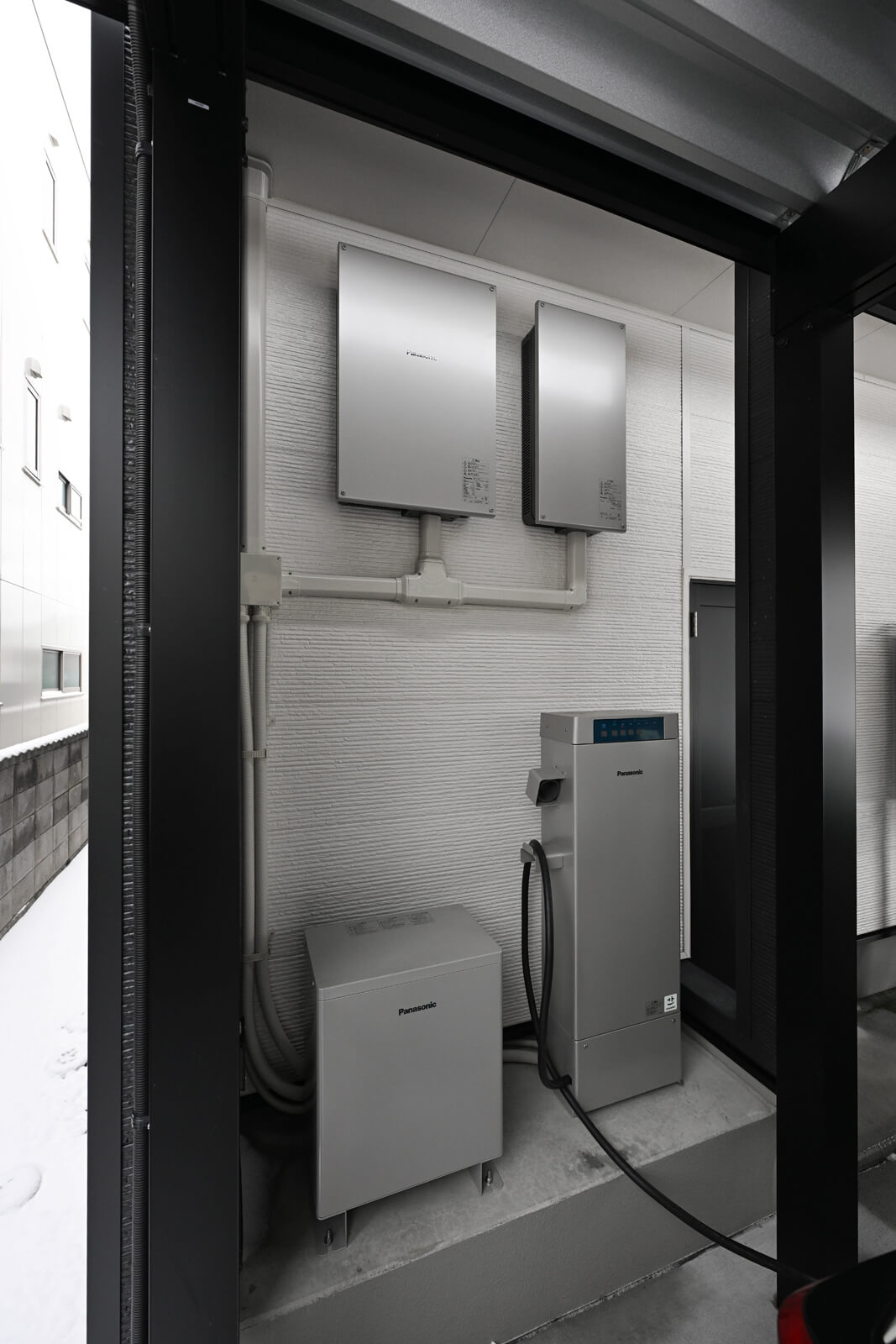 太陽光発電のパワーコンディショナーや蓄電池（6.4kWh）、V2Hなどが1ヵ所にまとまっている