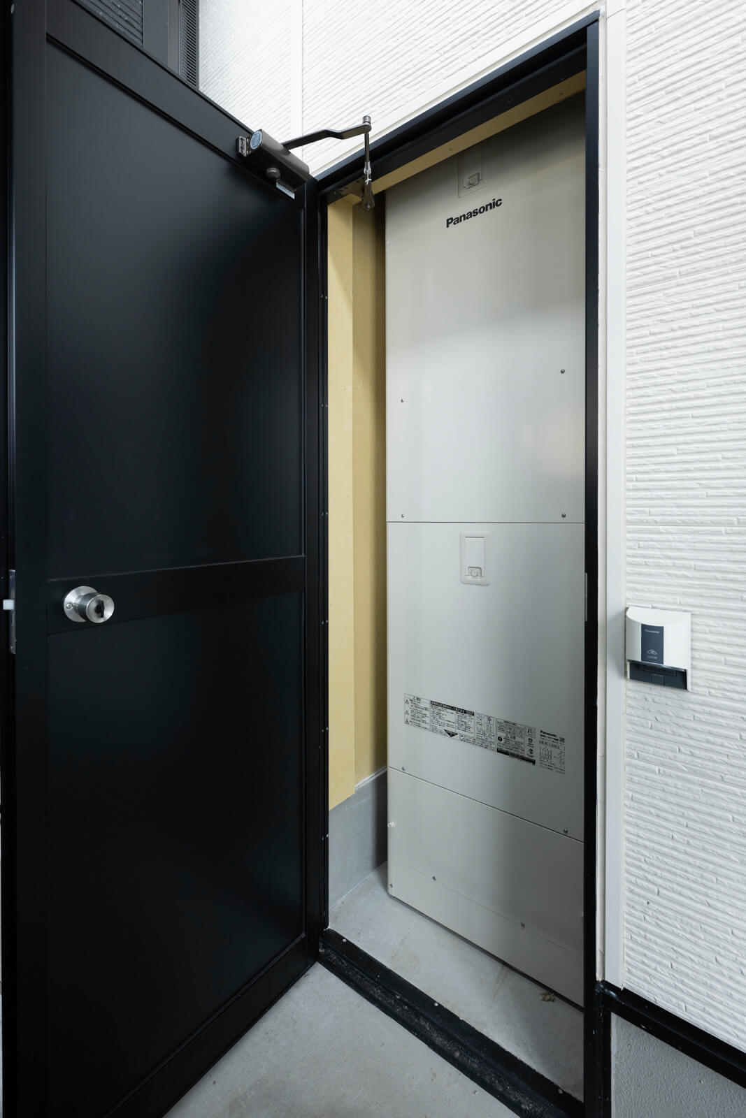 エコキュートの格納庫。設備類は家族が留守の場合でも機械の点検や修理ができるように屋外に設置した