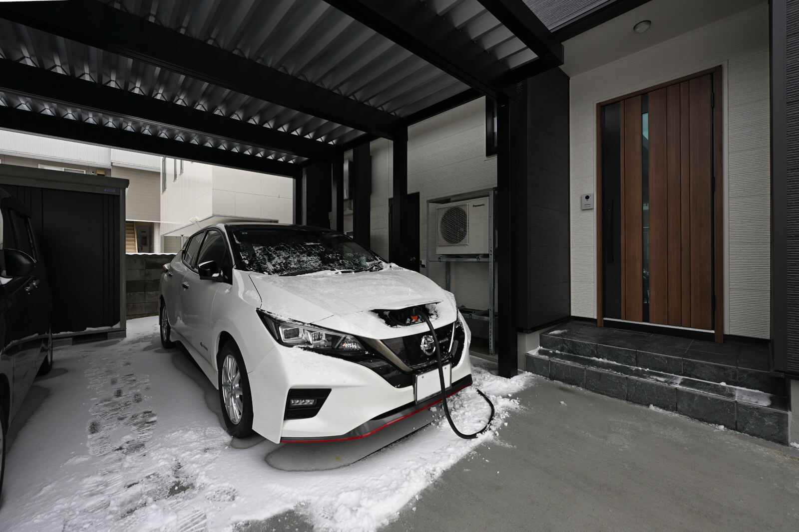 V2Hで蓄電中の電気自動車。車と住宅で双方向に電気をやりとりでき、停電時の非常用電源、太陽光発電との連携による自家消費の最大化、夜間電力の活用による電気代削減など、エネルギーマネジメントを高度化できる