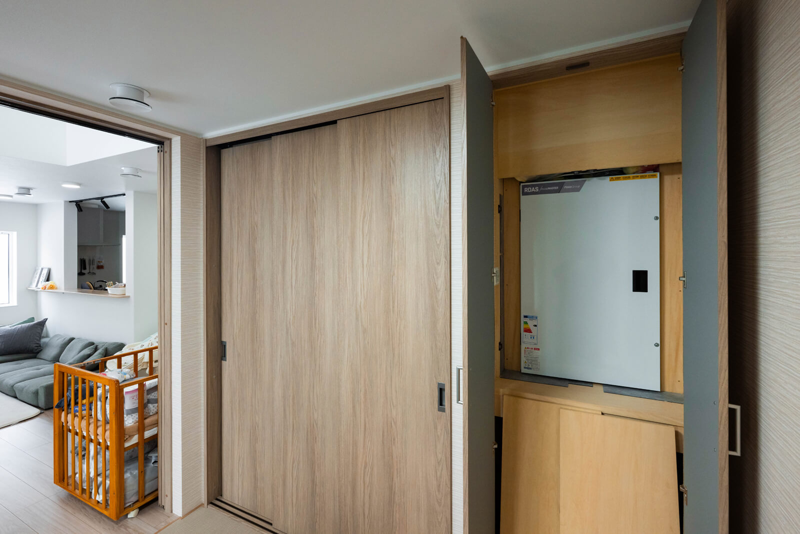 リビング隣の和室にある押し入れの中に設置された第1種熱交換換気システム。稼働音がほとんどなく、和室にいても換気システムが稼働しているとは思えないほど静か