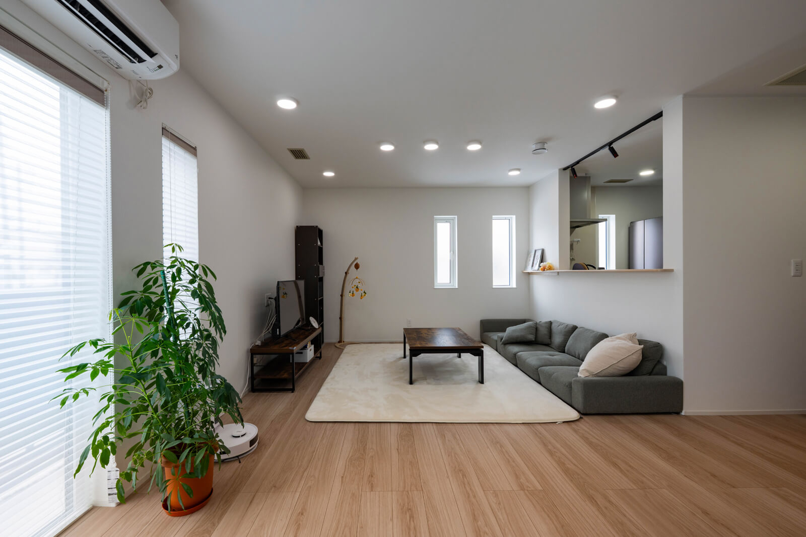 約17帖のリビング。床に座る生活スタイルが好みというYさんご夫妻はロータイプのソファを採用。スペースが広く、つくり込みすぎず余白を残しているため、ライフステージに合わせて自由に家具の選択や配置の変更ができる