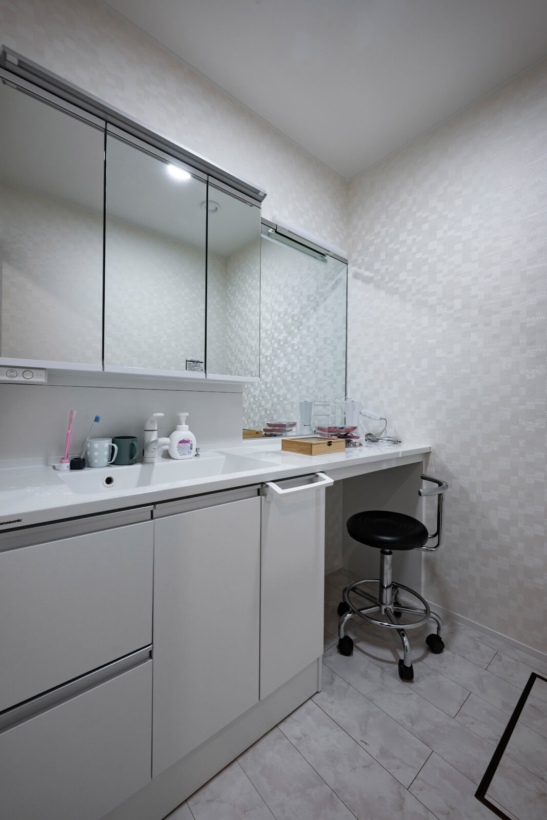 独立した洗面室兼メイクルーム。玄関ホールを挟んでトイレの向かいにあるので、帰宅後やトイレのあとも使いやすい