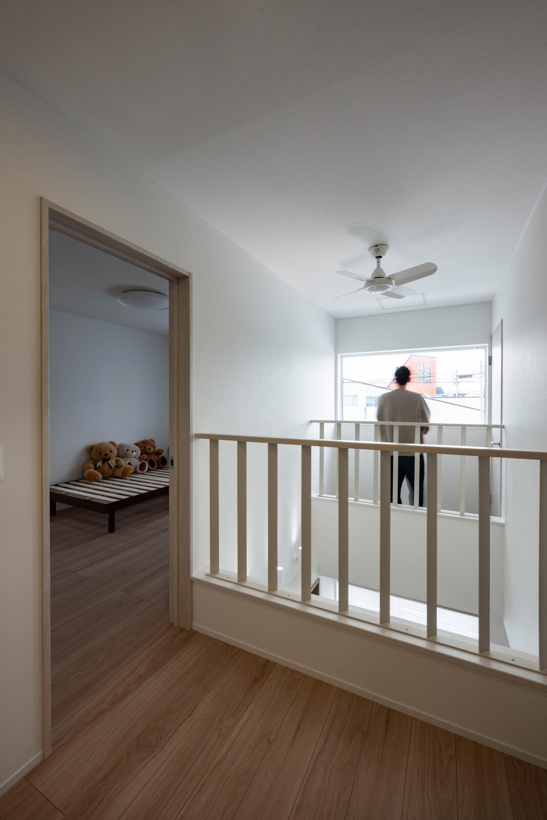 ご夫妻の寝室からつながる2階のホール。「ホールや廊下の手すりに寝室の布団が干せるのも便利です」と奥さん