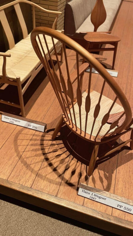 陰影まで再現されたピーコックチェア。ミニチュアとは思えない完成度