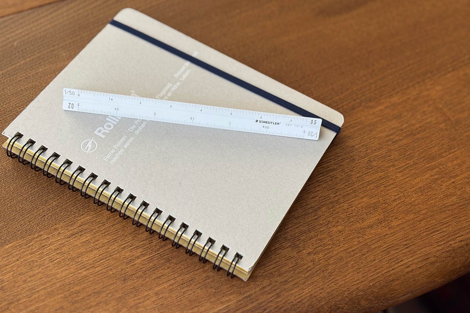 三角スケールは、図面の寸法確認に便利