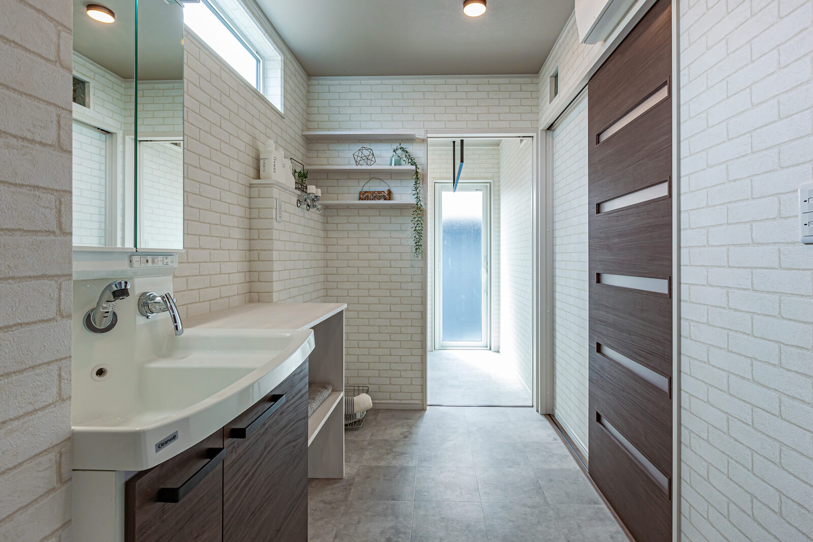 ファミリークローゼットとサンルームの間にランドリースペースを配置。洗濯・乾燥・収納までの動線をスムーズにした。短い家事動線は奥さんのご要望