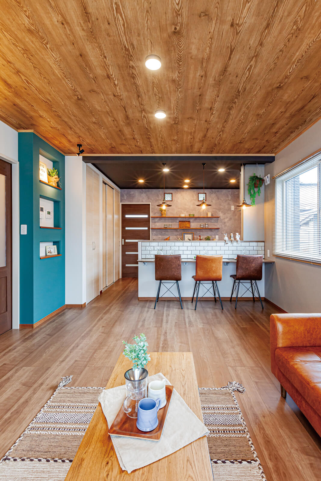 約16帖のLDK。ダイニングの役割をキッチンの対面につくったカウンターに集約したことで、家族が集まるリビングを広く