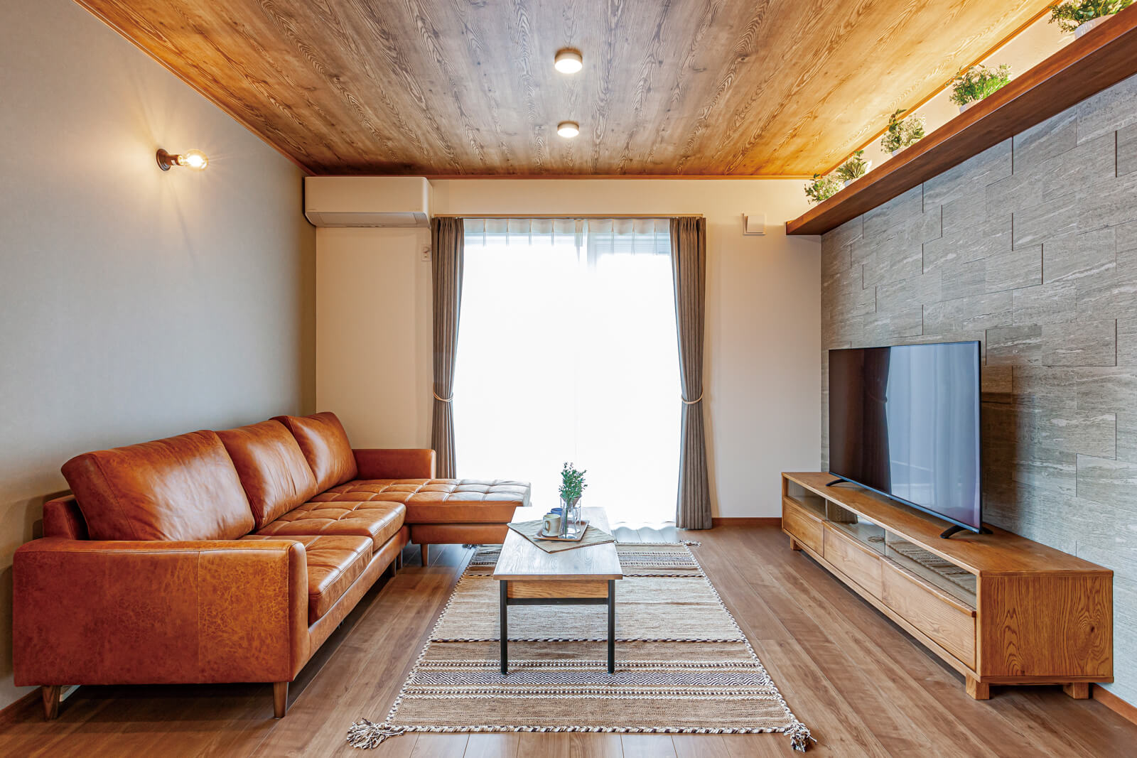 無垢材板張りの天井やタイルの壁がおしゃれなブルックリンスタイルの室内。リビングのエアコン1台で1階の暖冷房を行う