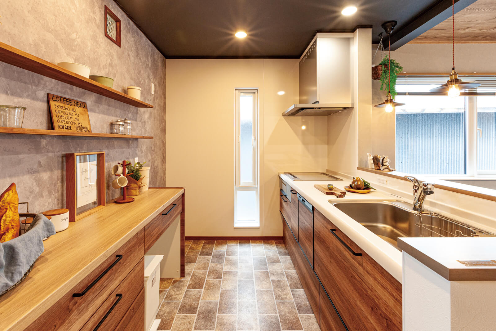 IHクッキングヒーターを採用したキッチン。汚れが飛びにくく、シンプルな形状なので掃除もしやすい