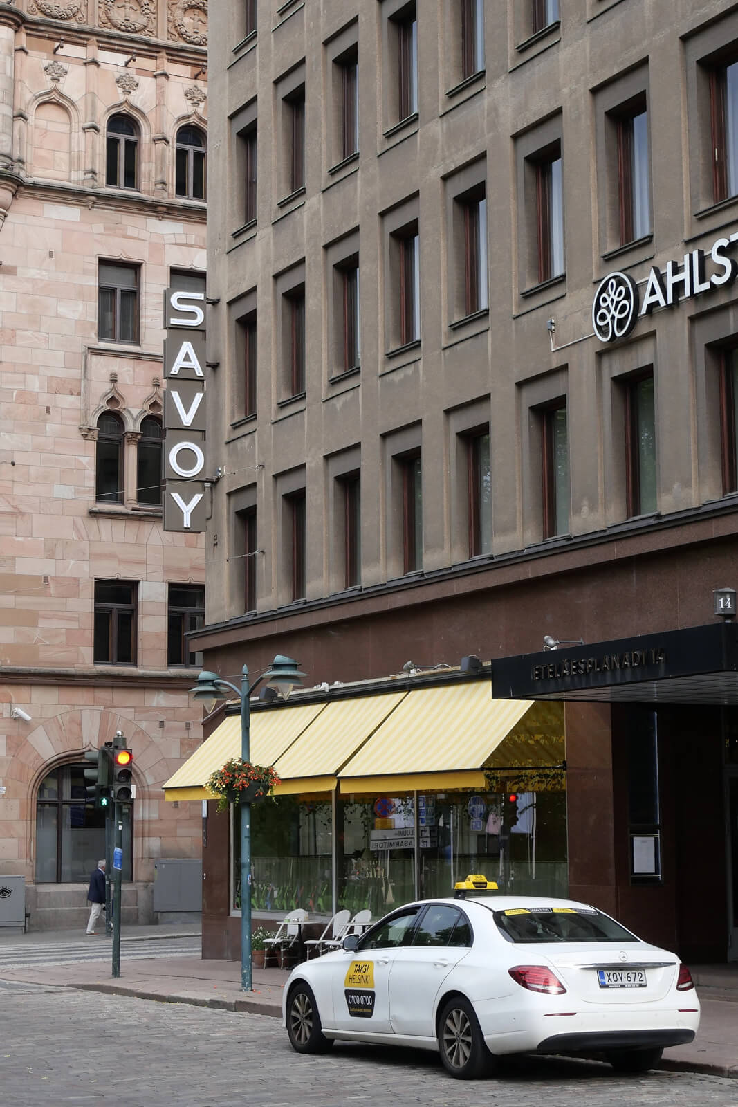 エスプラナーディ通り沿いにあるのでアクセスは最適。1階にはSAVOY CAFEもあり気軽に飲食も楽しめる