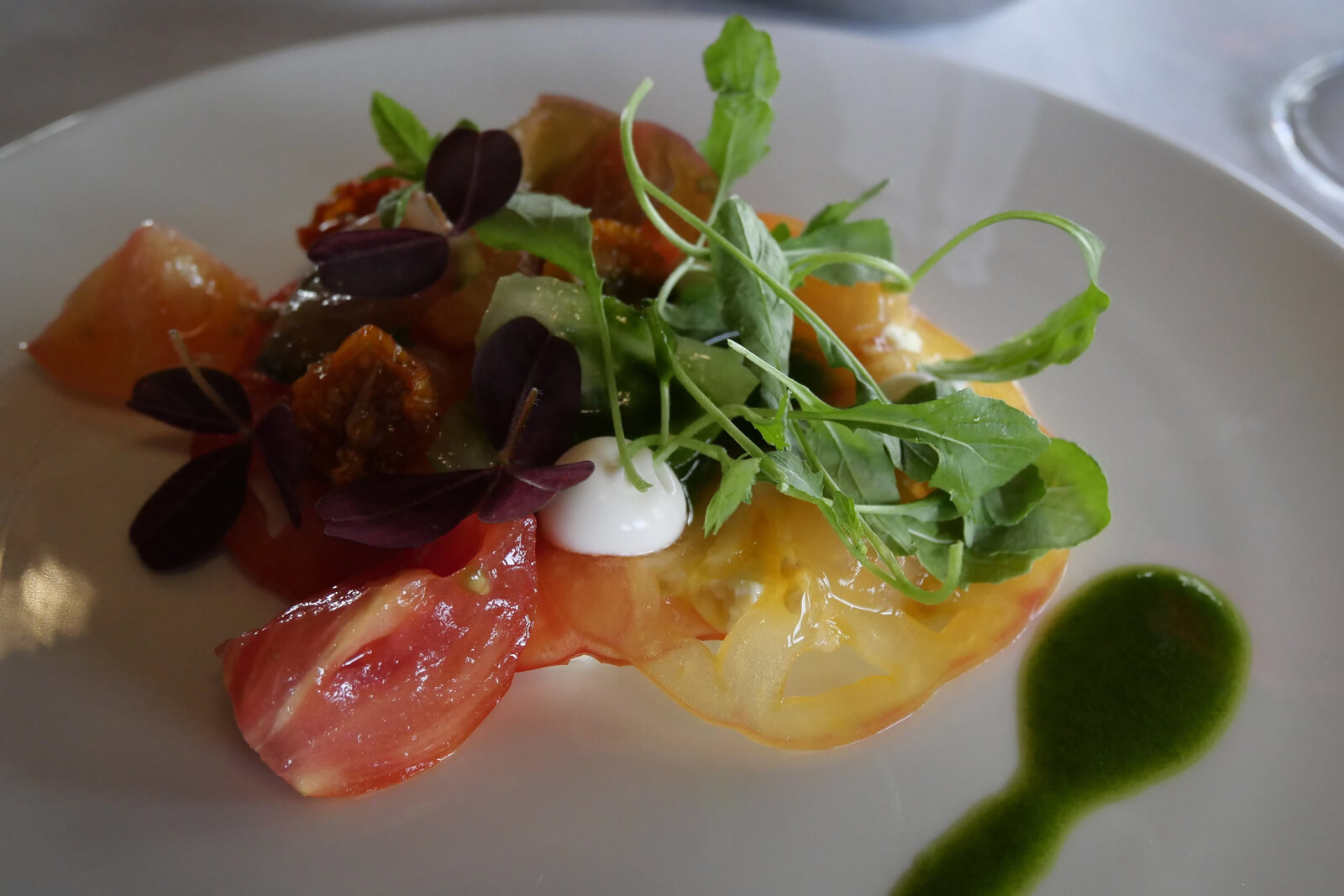 さまざまなトマトをふんだんに使ったサラダ