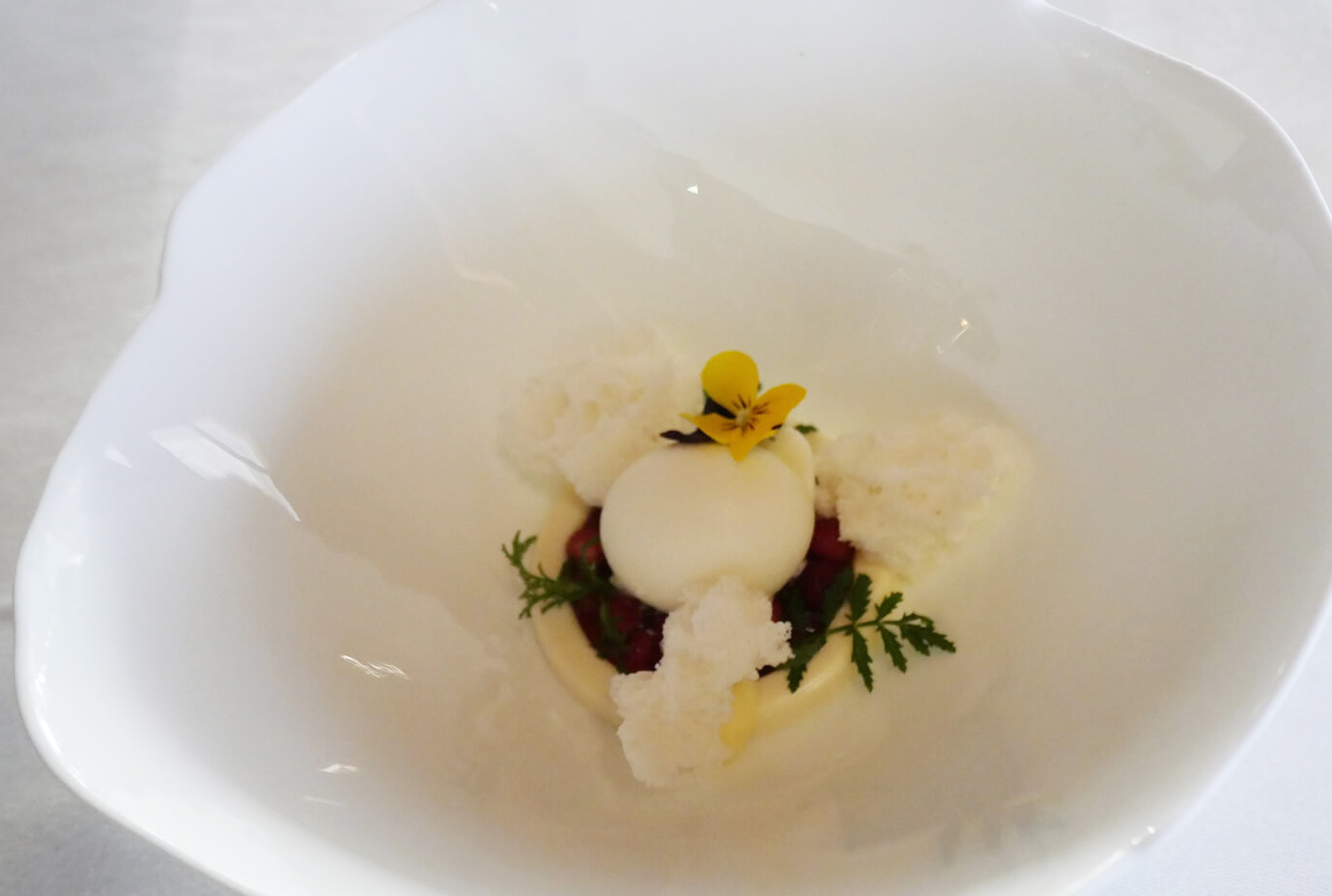 デザートには程よい甘みのミルクシャーベットが出された