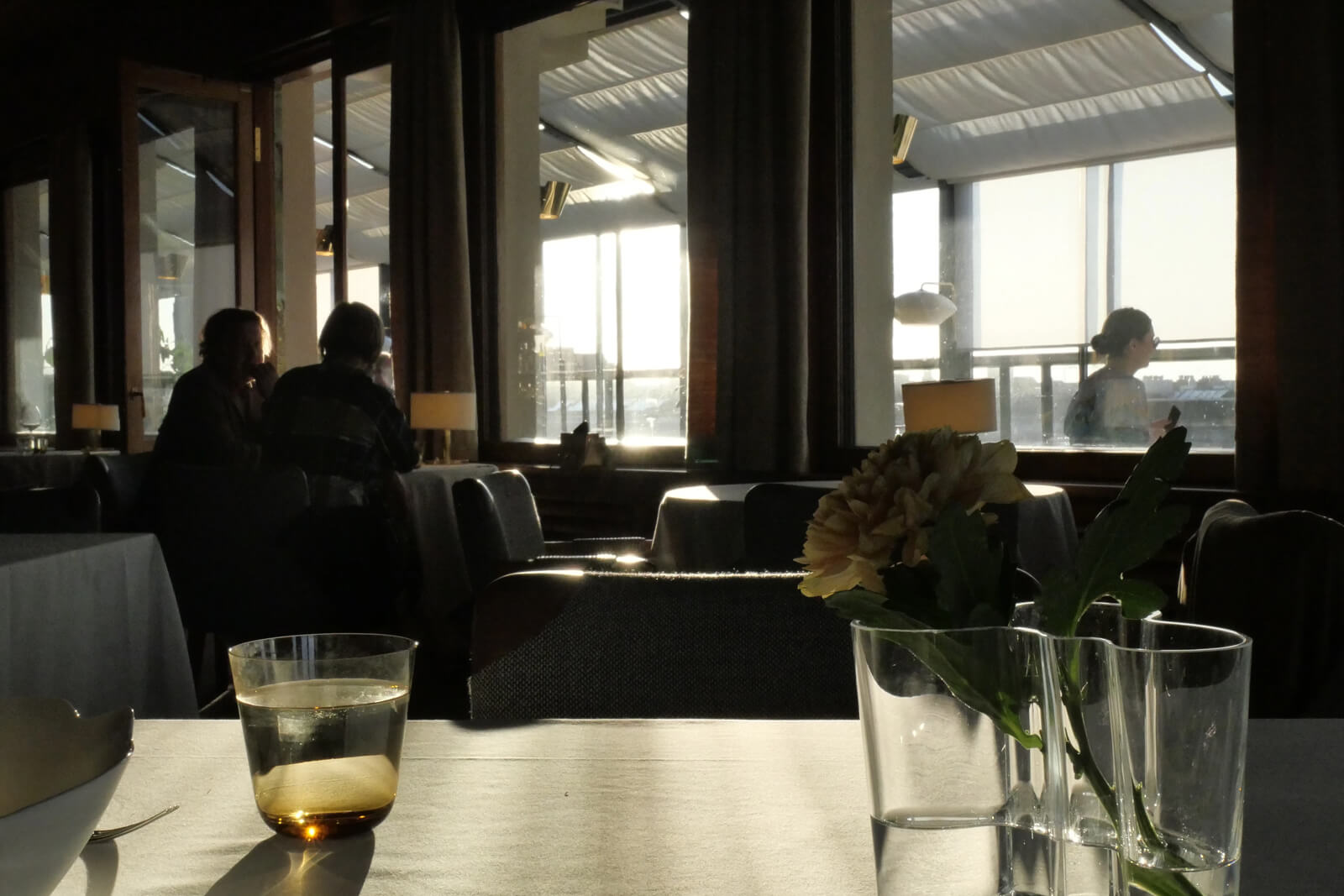 SAVOYの空間の一部として誕生した”通称”アアルトベース。SAVOYでの食事体験において、この花瓶がただの装飾ではなく、空間全体の思想を体現する要素であることを知ると、さらに感動が深まります。