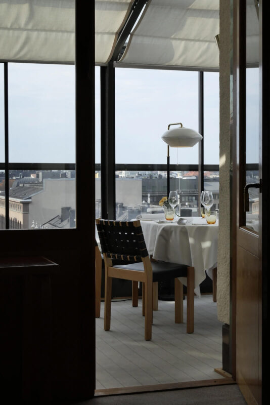 半外のテラス席は開放感もありヘルシンキの街並みを一望できる