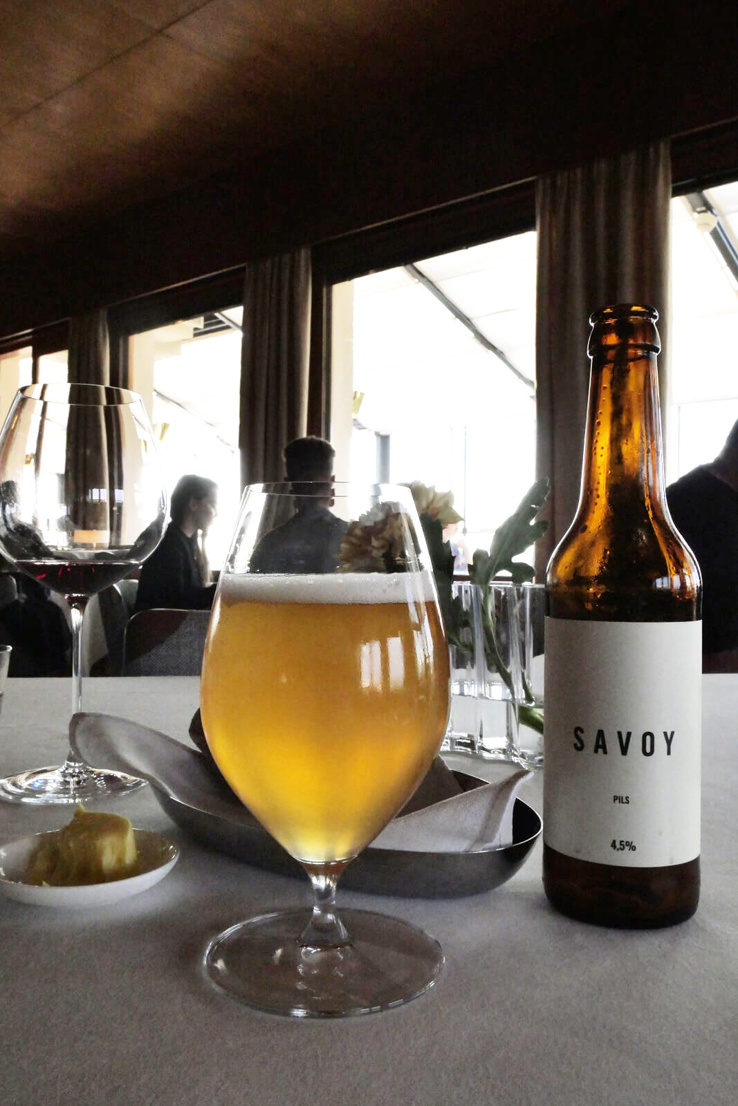 「SAVOY PILSNER」というビール。この店にあわせて作られているらしく、適度に香ばしく適度に爽やかな味わい