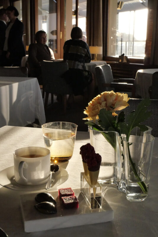 見ての通り夕日に染まって煌めいていた食後のコーヒーセット