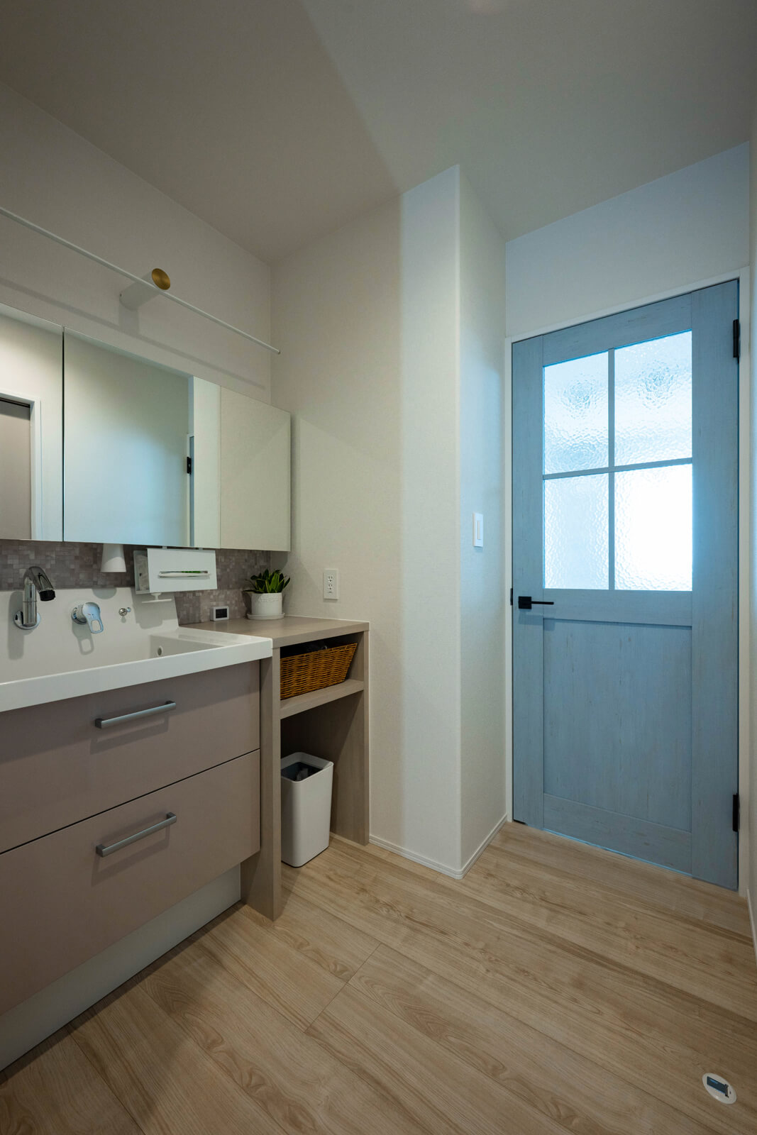 玄関からLDKへ続く廊下にある洗面台。帰宅してLDKに入る前に手洗い・うがいができるので衛生的