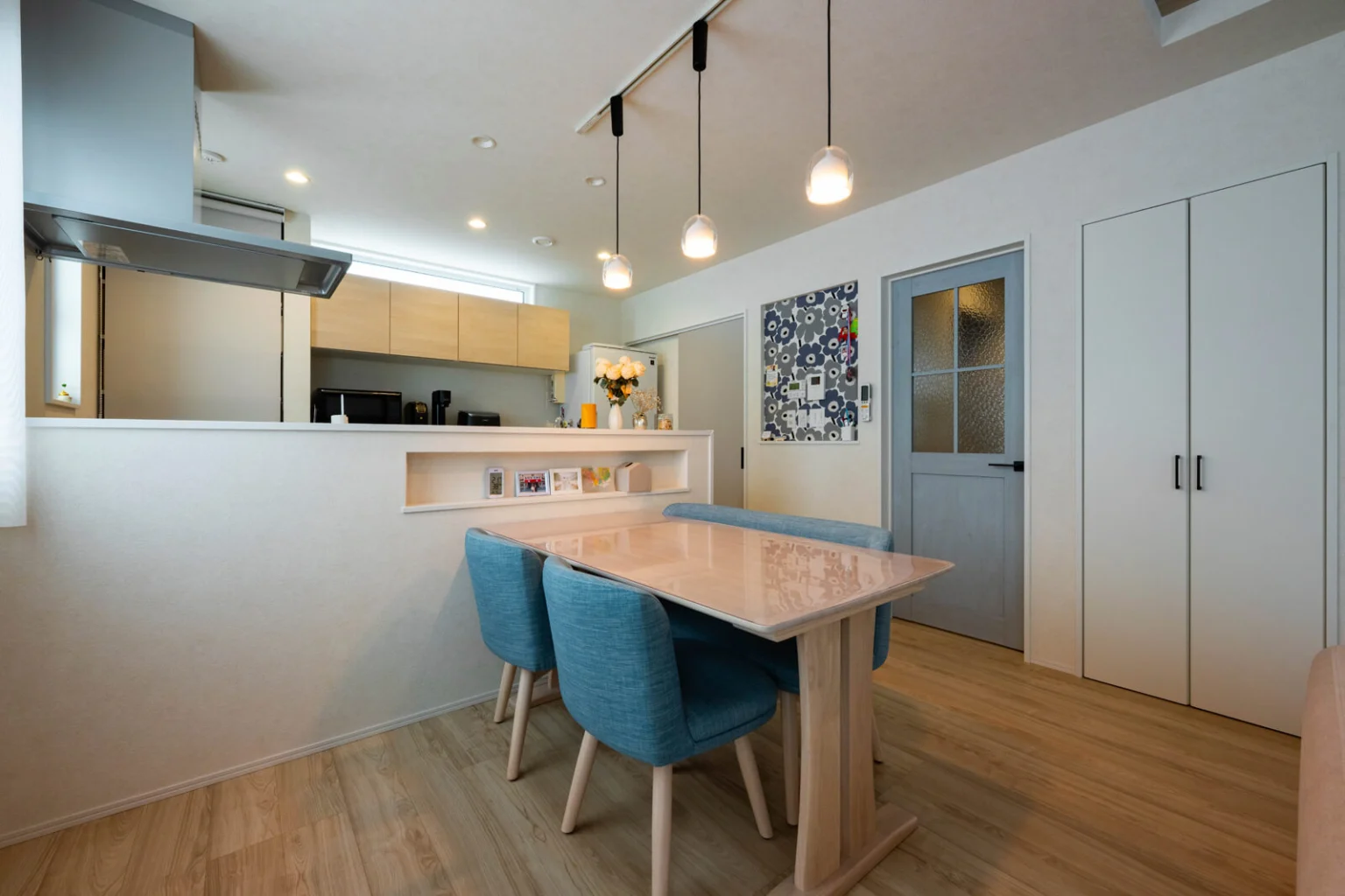 ダイニング側に、小物を置けるニッチを設けた例