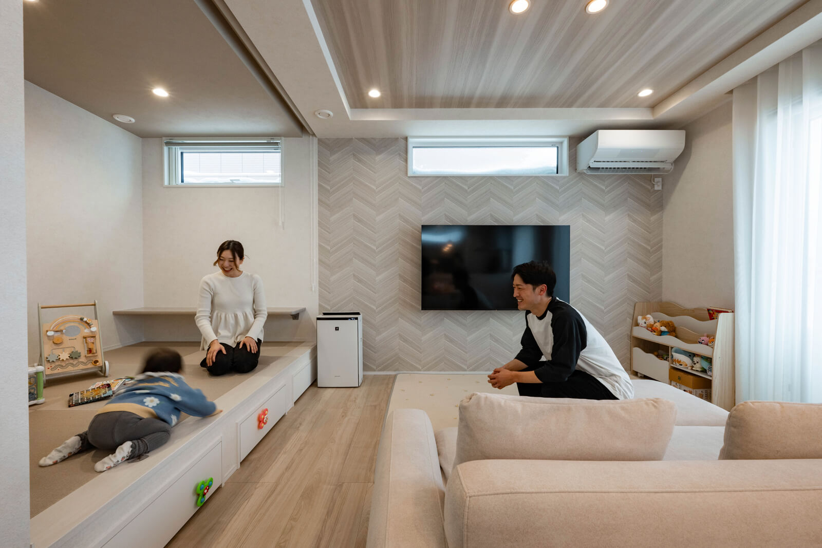 リビングの隣にある3帖の小上がり。遮光できるロールカーテンが設置されていて、下ろすことで客間としても使える。普段は小上がりを小さなお子さんの遊び場やオムツ替えなどに使っている。「畳の上ではいはいしたり、カウンターでつかまり立ちしたり、小上がりが子どもの成長を促しているように思います」とOさん