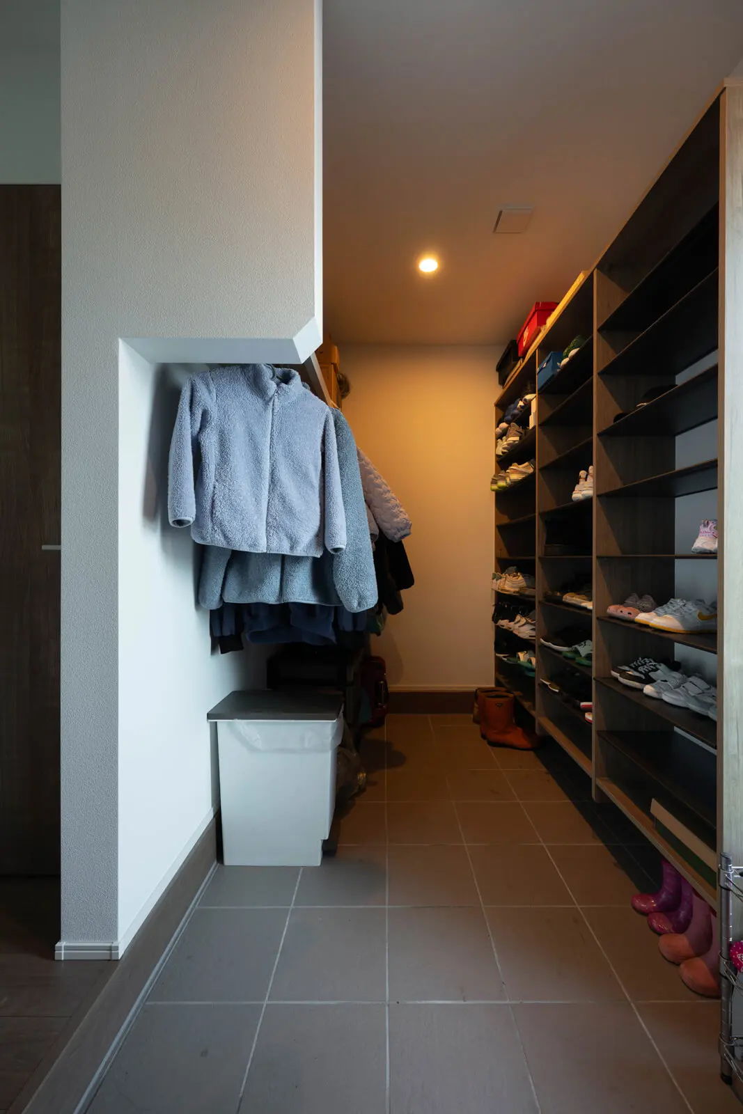 「靴を集めるのが趣味だったので大きな収納が欲しかったのと、雨や雪で濡れたアウターを室内に持ち込みたくなかったです」と話すYさんの希望に応えた広いシューズクローク