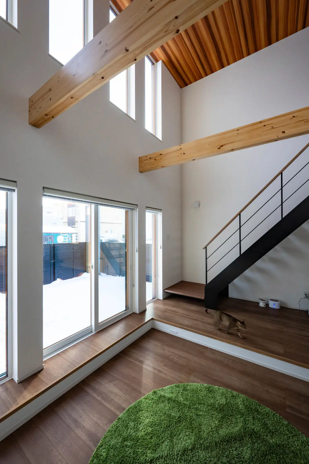 リビングは奥さんの要望でダウンフロアに。18㎝の段差は、予定していたソファの購入をやめるほどちょうどいい座り心地