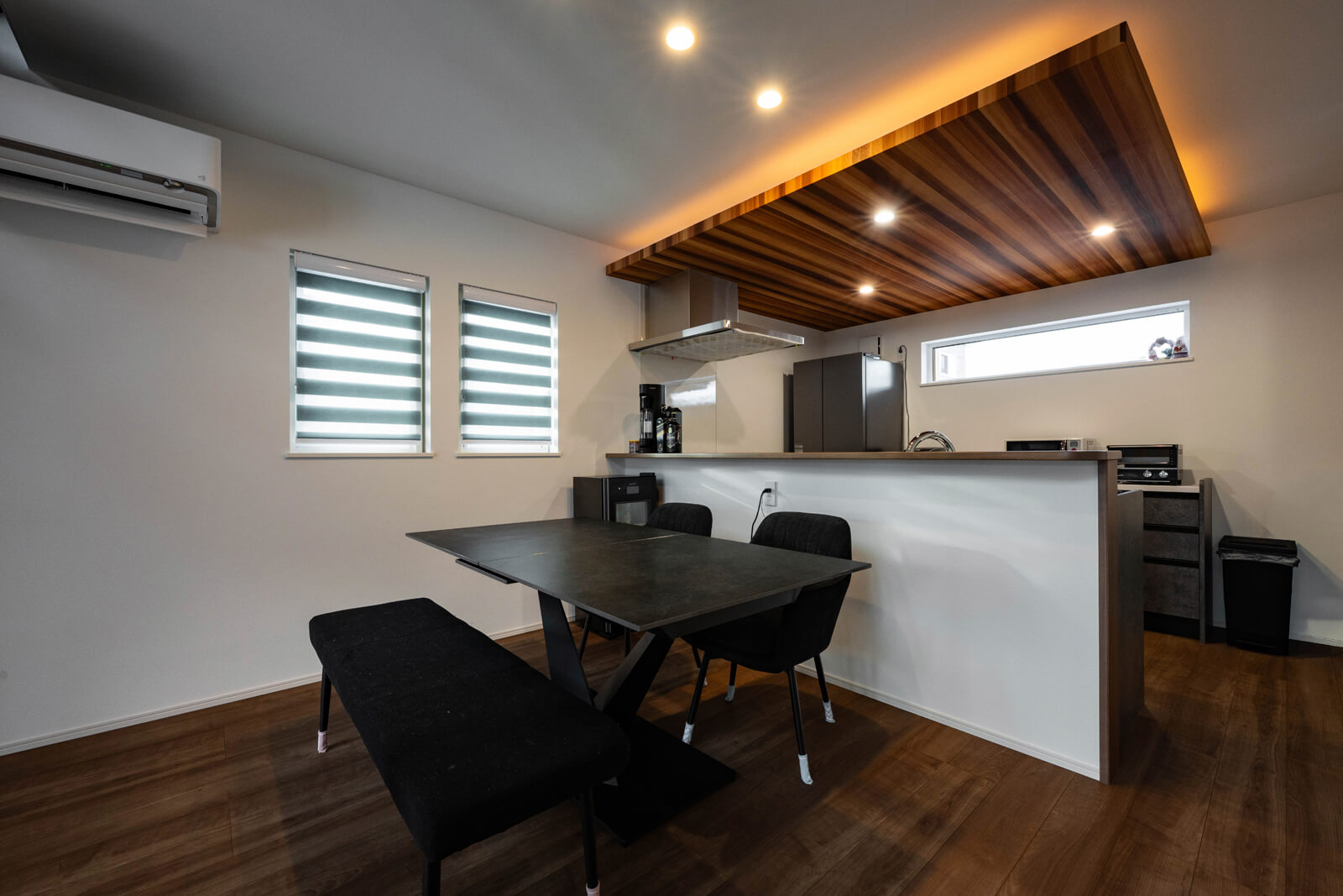 キッチンは折り下げ天井と間接照明で、落ち着きも内包したおしゃれな空間を演出。ダイニングに設置されている14帖用のエアコン1台で屋内全体を暖冷房し、調温もしている。Yさん宅では24時間・20℃設定で運転中