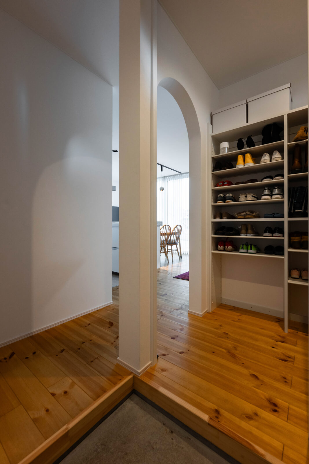玄関からシューズクロークはあえて土間続きにしないことで、収納としてフル活用できるように設計。それでいて靴やアウターなど、外出時に必要なものはまとまっているので使い勝手はいい