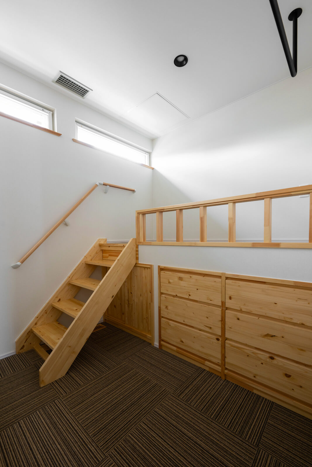 約3.5帖のゲストルームには5段のハシゴがある小上がりを設置。小上がりの下には大容量の造作収納を設けており、普段はお子さんの遊び場や物干し場として利用しているそう
