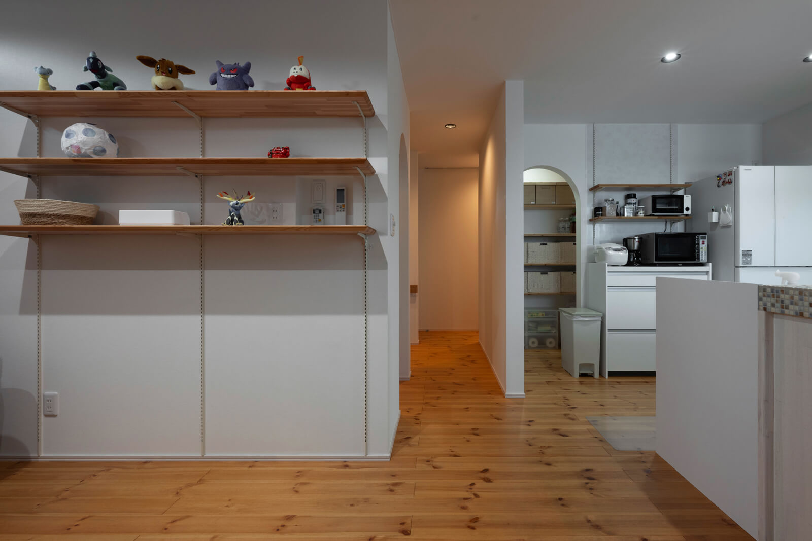 可動式の棚も造作。使い方に合わせていつでも棚を増やすことができる。棚は一つひとつがちゃんと面取りされていて、ぶつかっても安心な設計