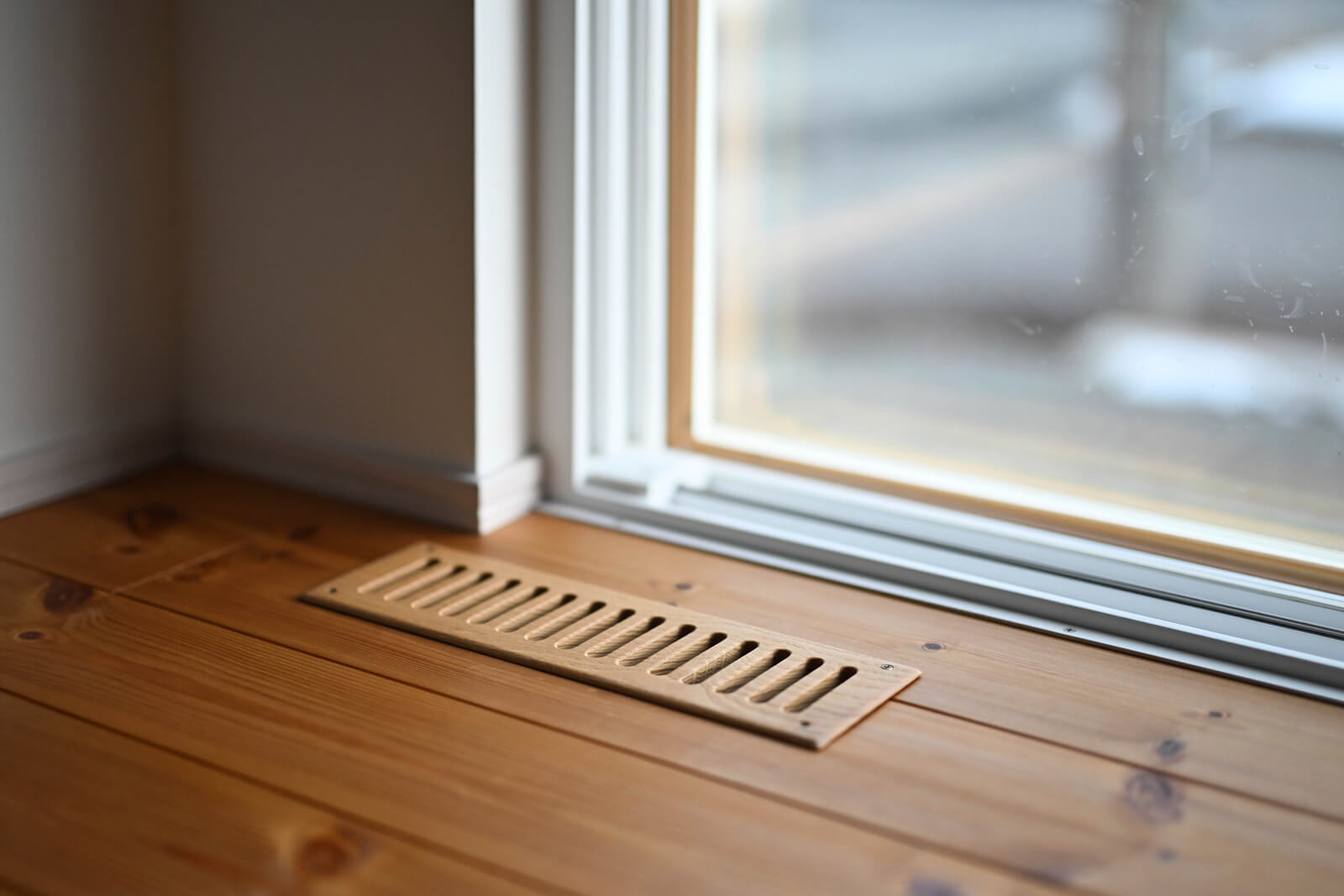 ガラリも造作し、無垢材の床と一体感を演出。細かい部分までこだわりが感じられる