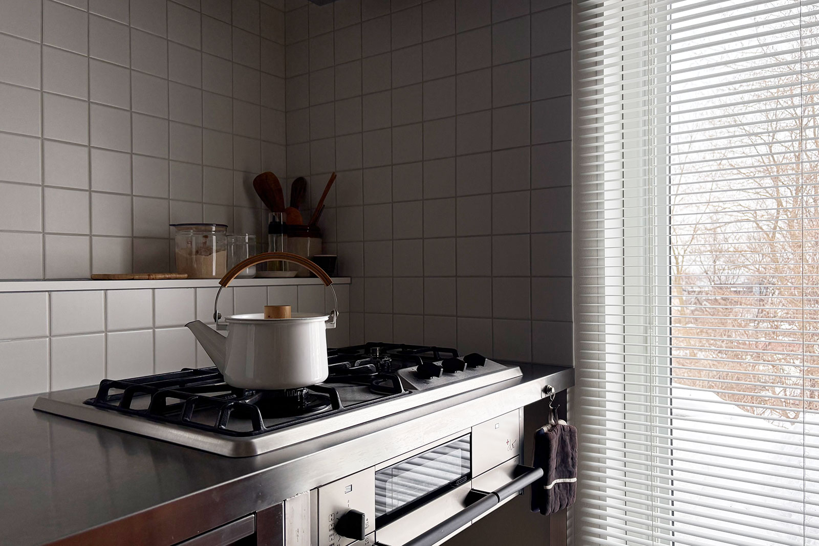 天板の奥に20㎝幅の台を設えた例。調味料やカトラリーなどが置けるのはもちろん、作業中の「ちょい置き」にも便利