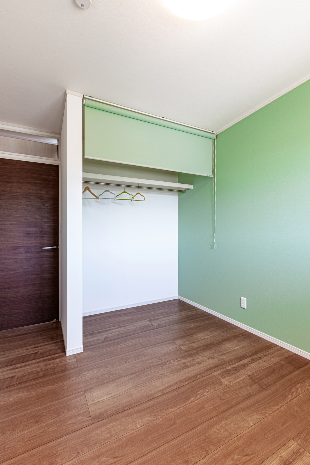 子ども部屋は2階に2室ある。ドアの上に設置された開閉式の欄間を開いておくと、フリースペースに設置されたエアコンの空気が個室内に入ってくる