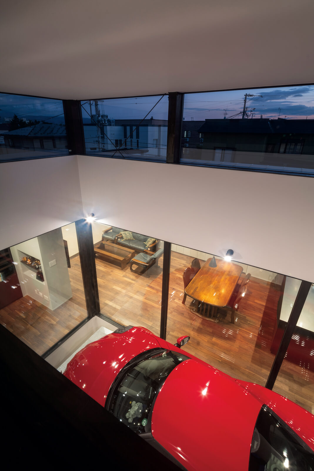 中間領域となるライトウェルをロフト階から眺める