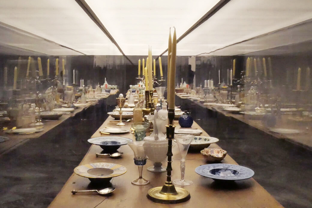 1500年代から100年単位で区切ったテーブルウェアの展示。「本質的な美しさ」とは何かを考えさせられる