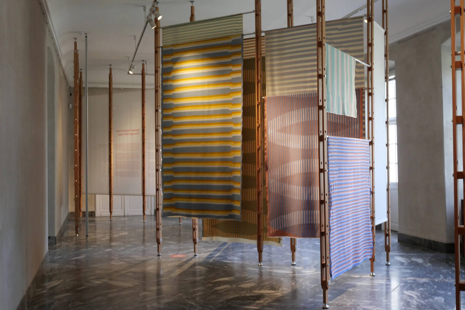 デンマークデザインのテキスタイルの展示。これだけでもう充分すぎるボリューム