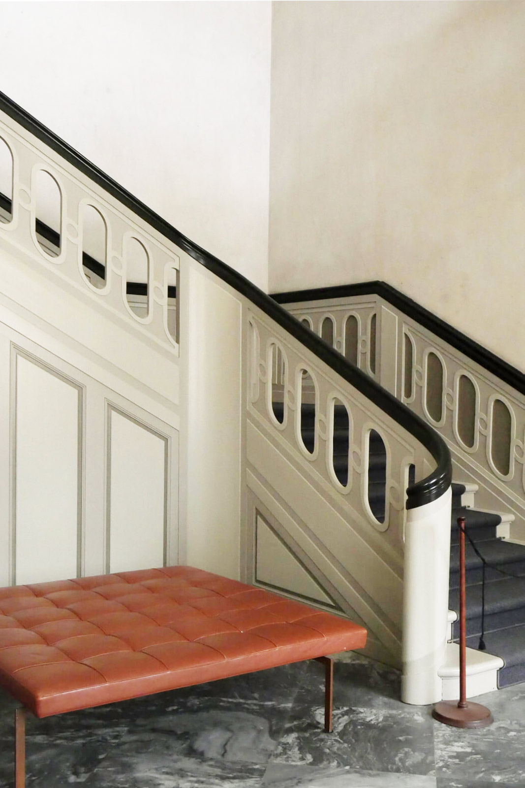 クラシカルな階段とモダンな家具が調和