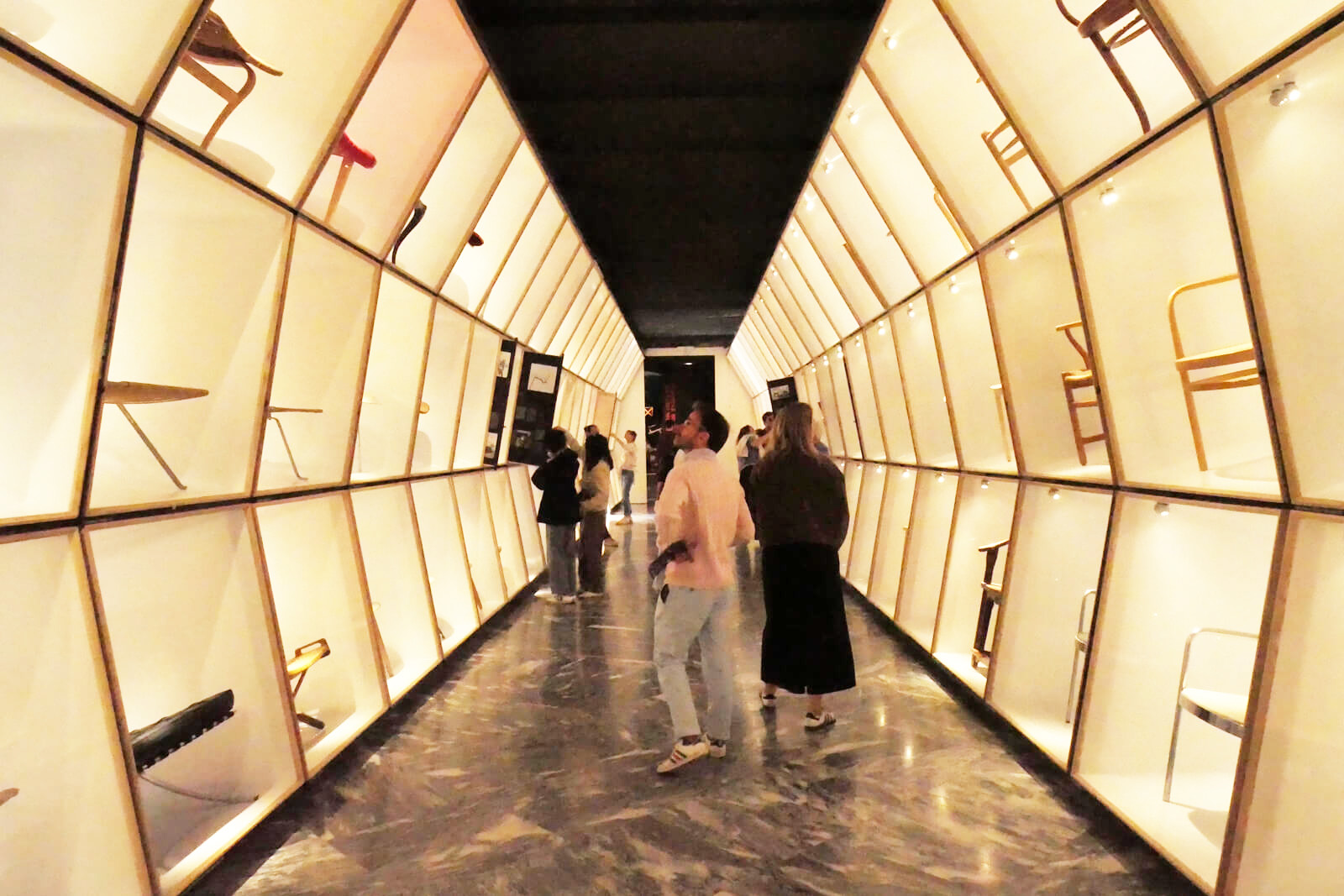 ずっと居られる名作椅子のトンネル