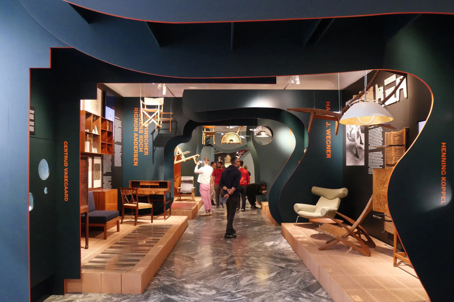 現代のデンマークデザインの核となる巨匠たちの展示