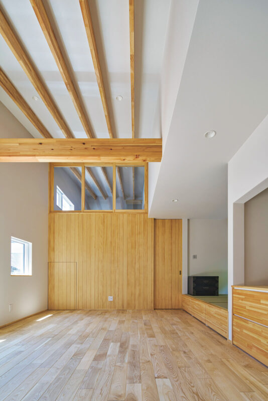 リビング・ダイニングの吹き抜けから中2階、2階へと空間がつながる