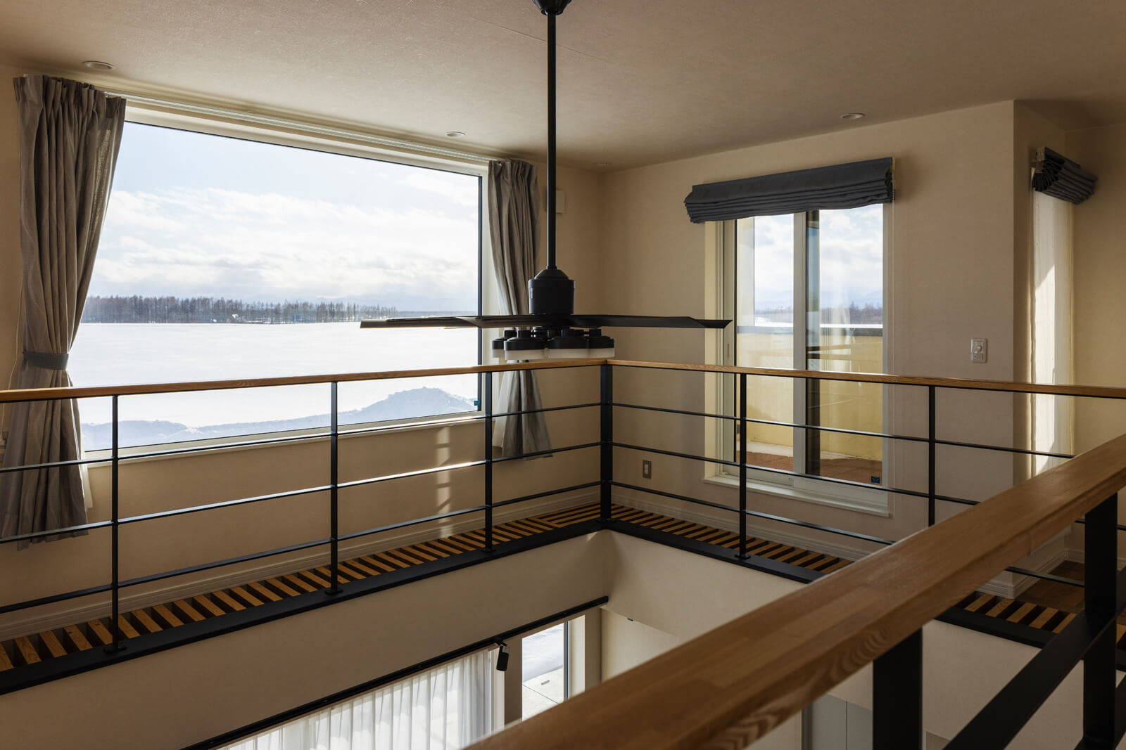 採光窓のメンテナンスがしやすいように、リビングの大きな吹き抜けにはすのこ状のキャットウォークを設置した