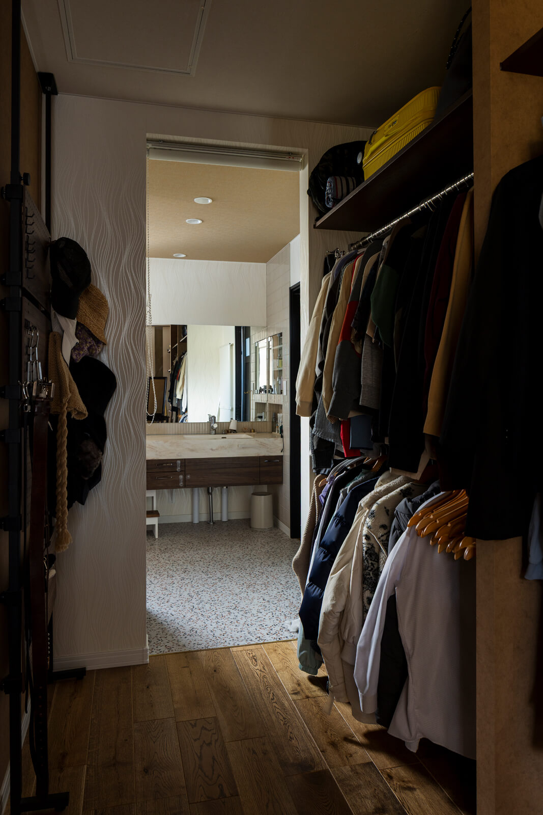 リビングから出入りできるウォークスルークローゼットは、ユーティリティへ動線がつながり、着替えや洗濯家事がスムーズに行える