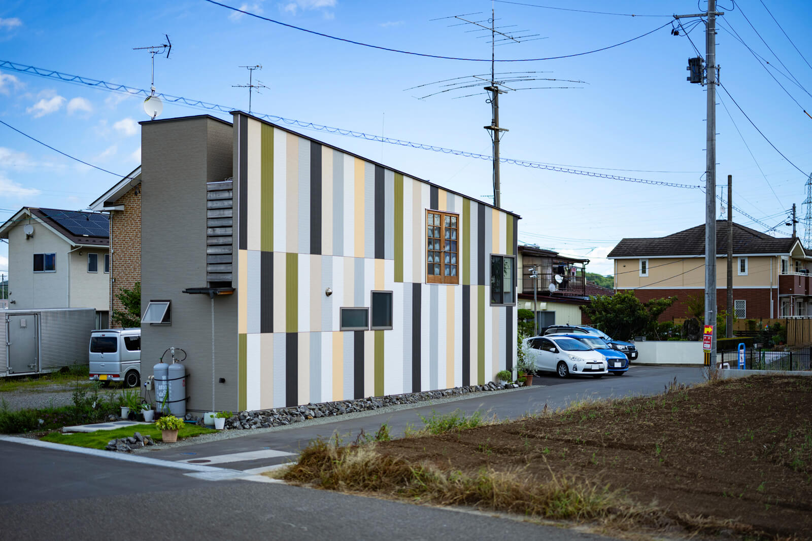 建物の間口は1間半。敷地の長辺は33mあり、車2台分の駐車スペースも確保