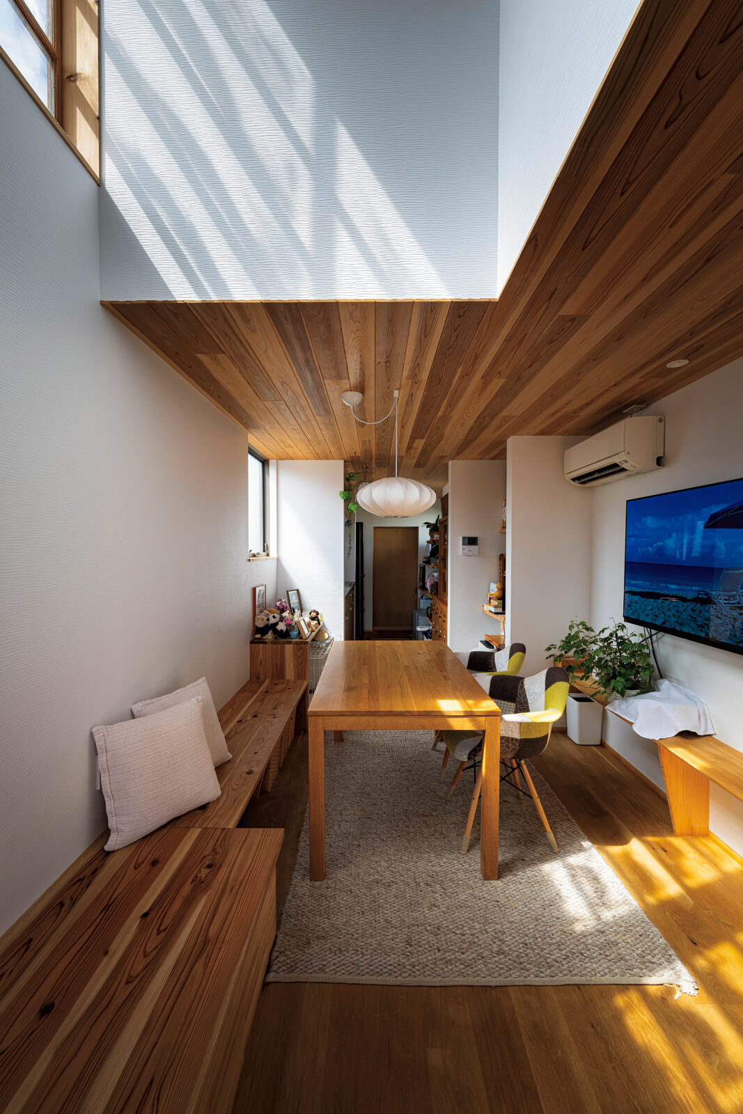 リビング上部は吹き抜けで、2階の窓からたっぷりと陽射しが入る。上方への広がりが空間のコンパクトさを軽減