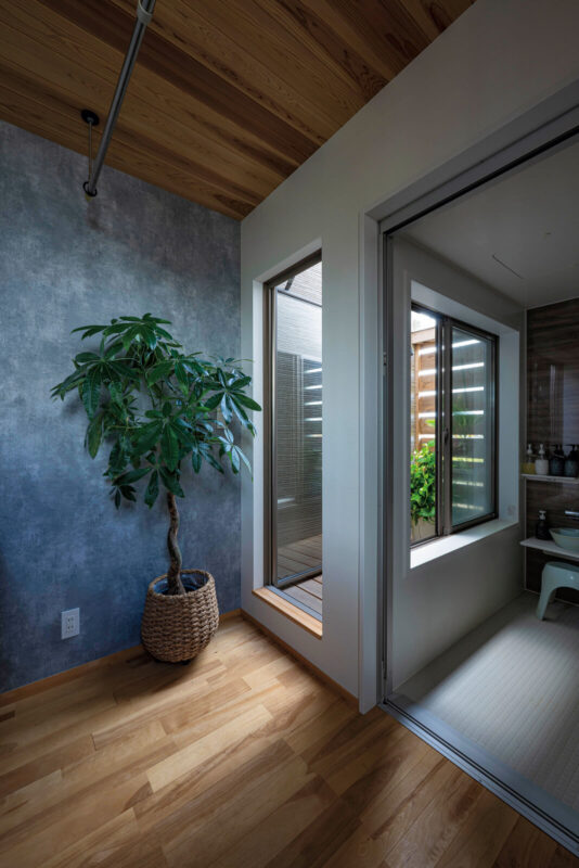 スペースの兼ね合いなどの理由で実現できなかった露天風呂の代わりに、浴室のすぐ外に小さなバルコニーを設けた