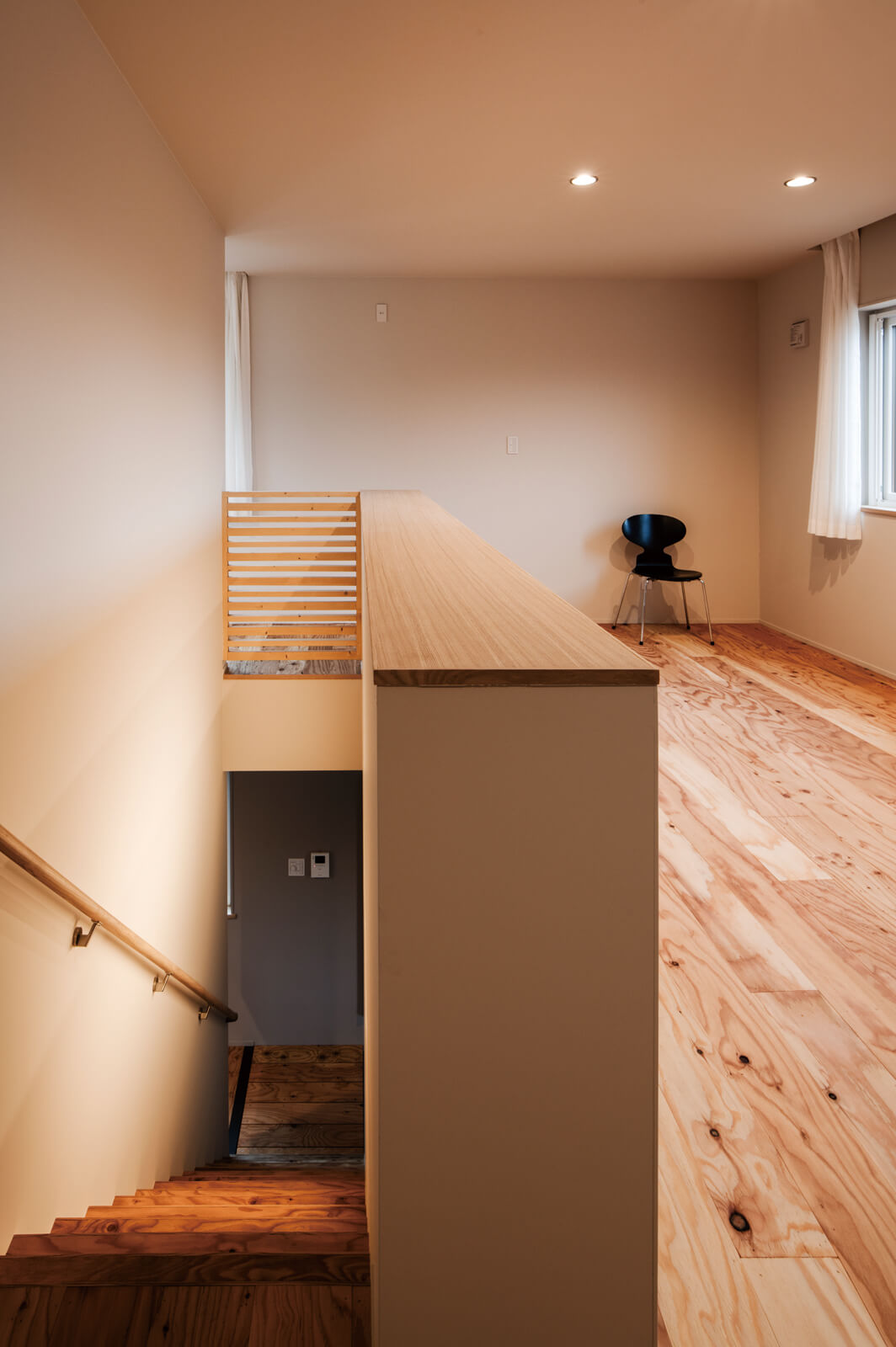 階段を上った左手には、間仕切りなしでフリースペースを設けた