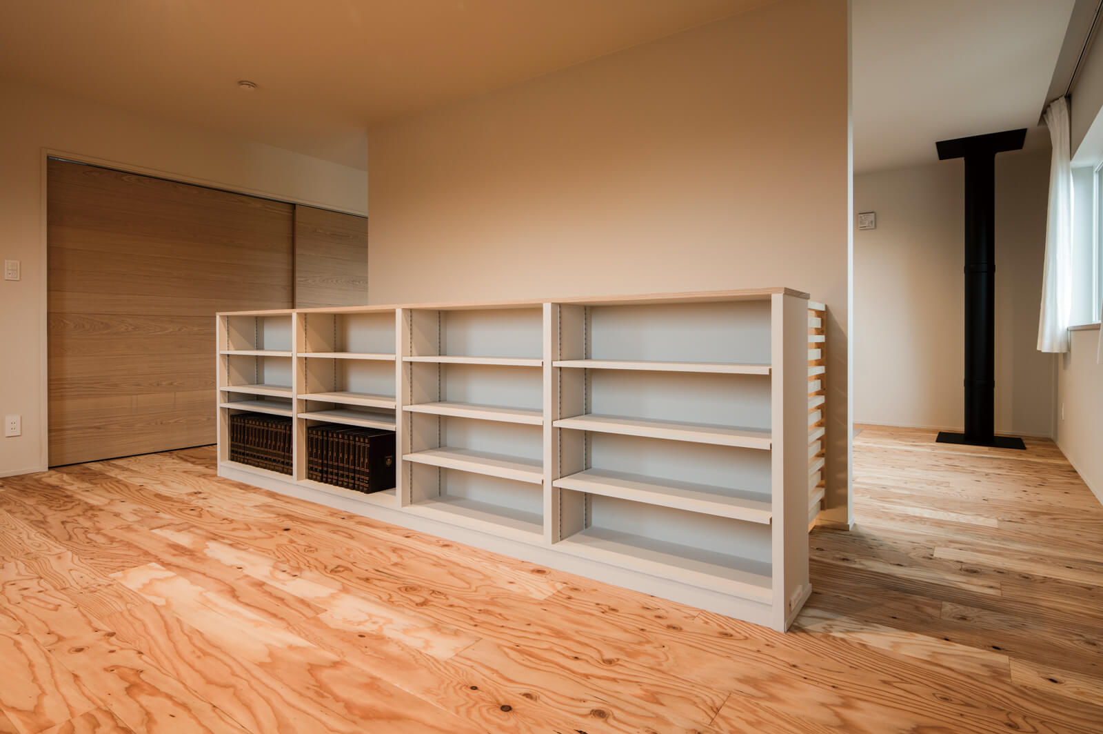 階段腰壁の裏には本棚を造作。Aさんはこれから好きな椅子を購入し、読書室として活用したいと考えている