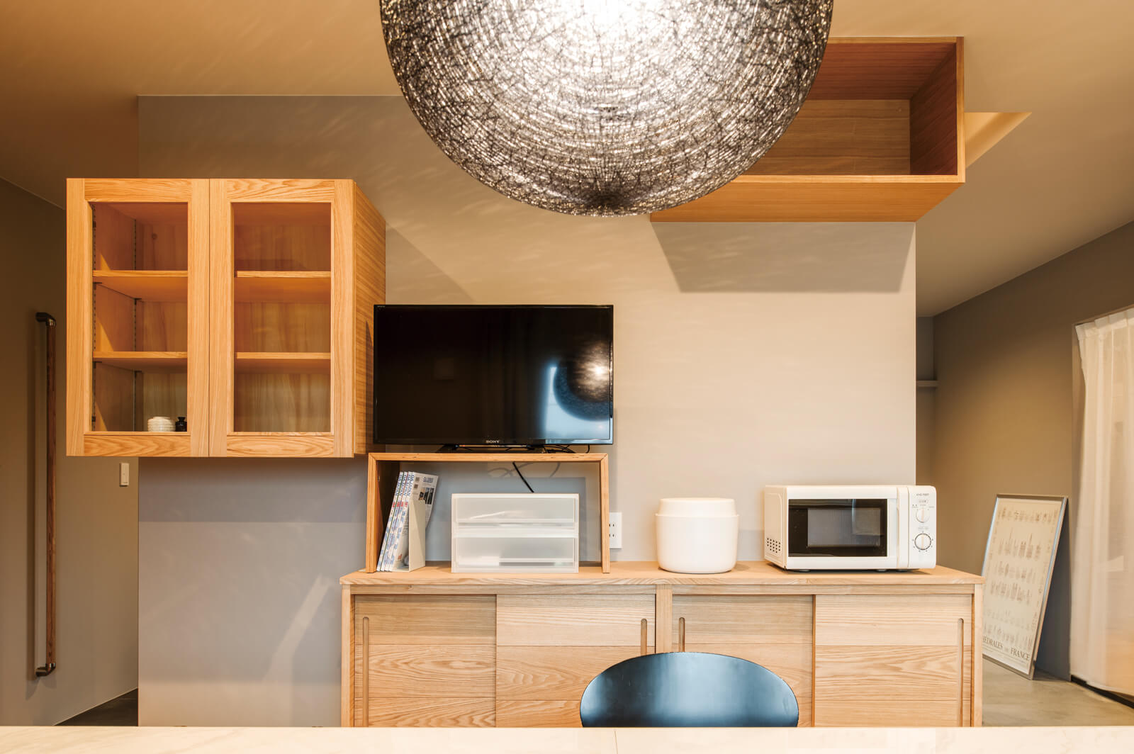 ダイニングの壁には、大小さまざまな収納を造作。限られた空間を無駄なく活用しながら、すっきりと暮らせるように配慮されている