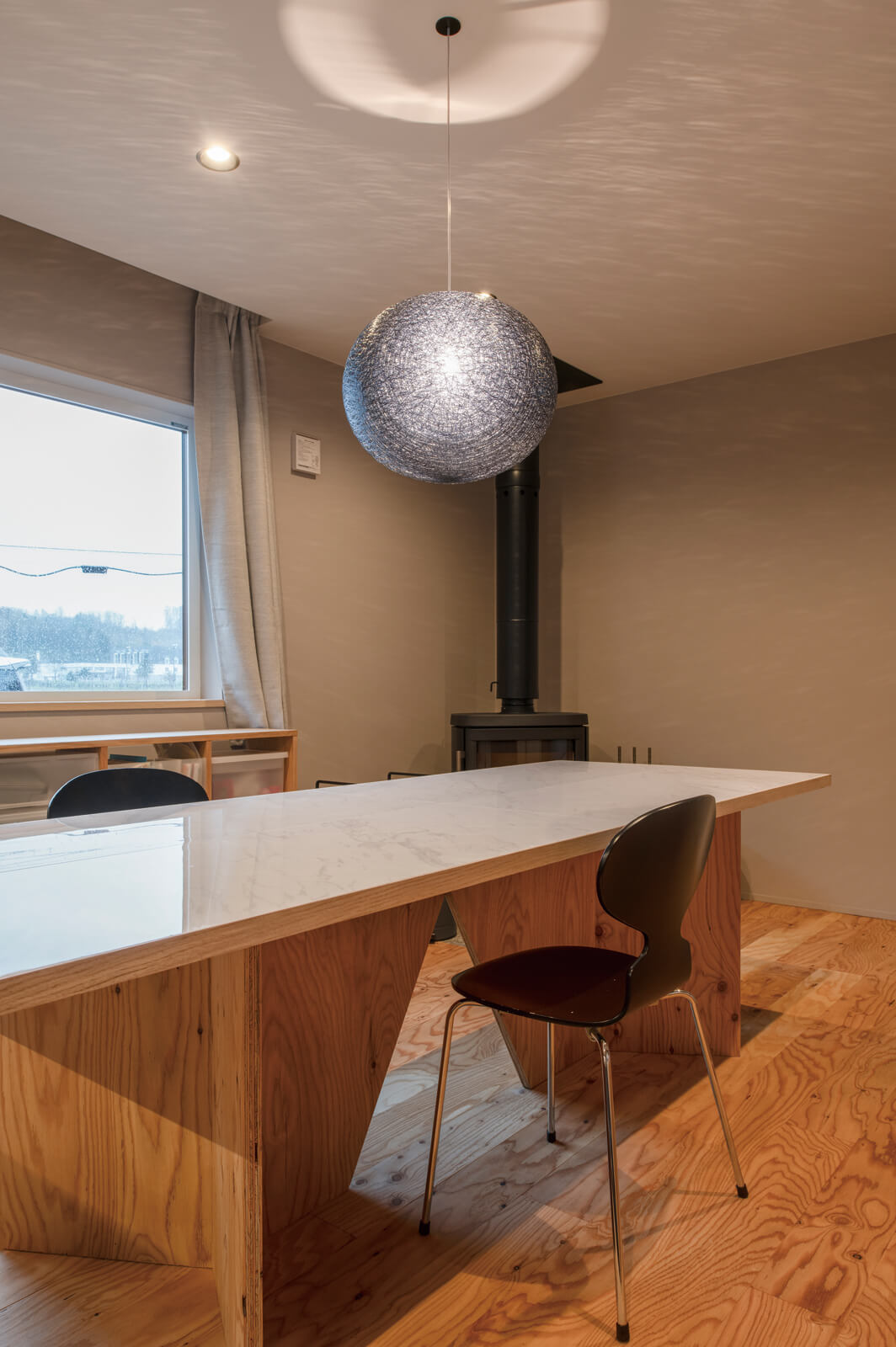 モノづくりが好きなAさんが自ら設計した造作仕様のダイニングテーブル。天板には大判タイルを張った